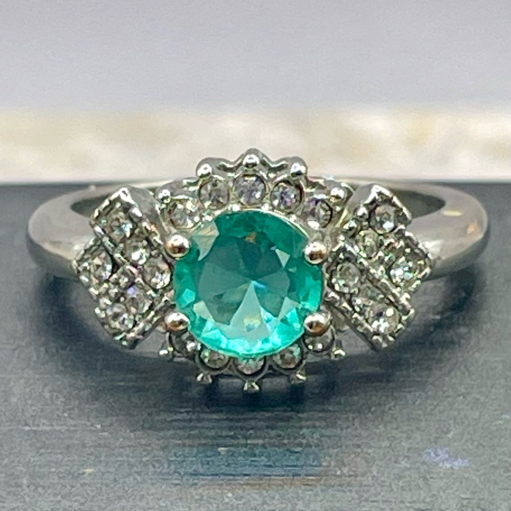 Elegant Round Green Crystal Center with Clear Crystal Accents Ring. Size 9